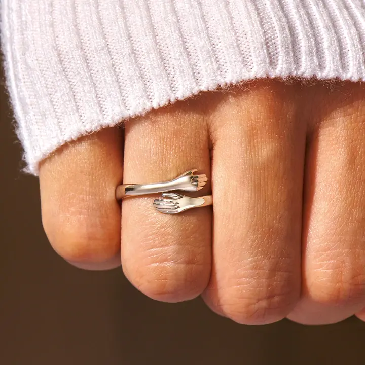 👩‍❤️‍💋‍👨Hug Ring